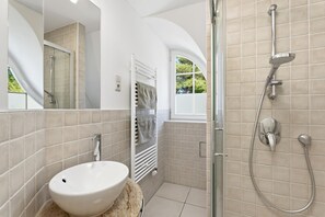 Shower, towels