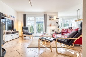 Fernseher, Kamin, DVD-Player, Stereoanlage