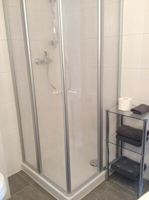 Een douche, handdoeken