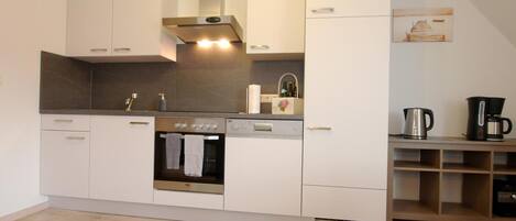 Frigorifero, forno, piano cottura, lavastoviglie