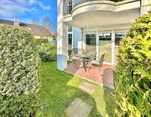 Outdoor dining - Comfortable vacation apartment with covered terrace in a central location in Zingst - (Zingst)