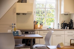 Réfrigérateur, un four, surface de cuisson, lave-vaisselle