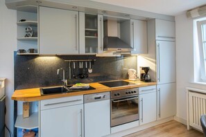 Fridge, microwave, oven, stovetop - Vacation apartment Wrixumer Marsch - Located directly on the marsh (Wrixum)