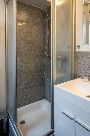 Douche, sèche-cheveux, serviettes fournies