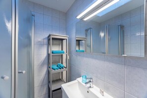 Shower, hair dryer, towels - Vacation apartment Beeke - Holiday apartment Beeke in beautiful Wyk on Föhr (Wyk auf Föhr)