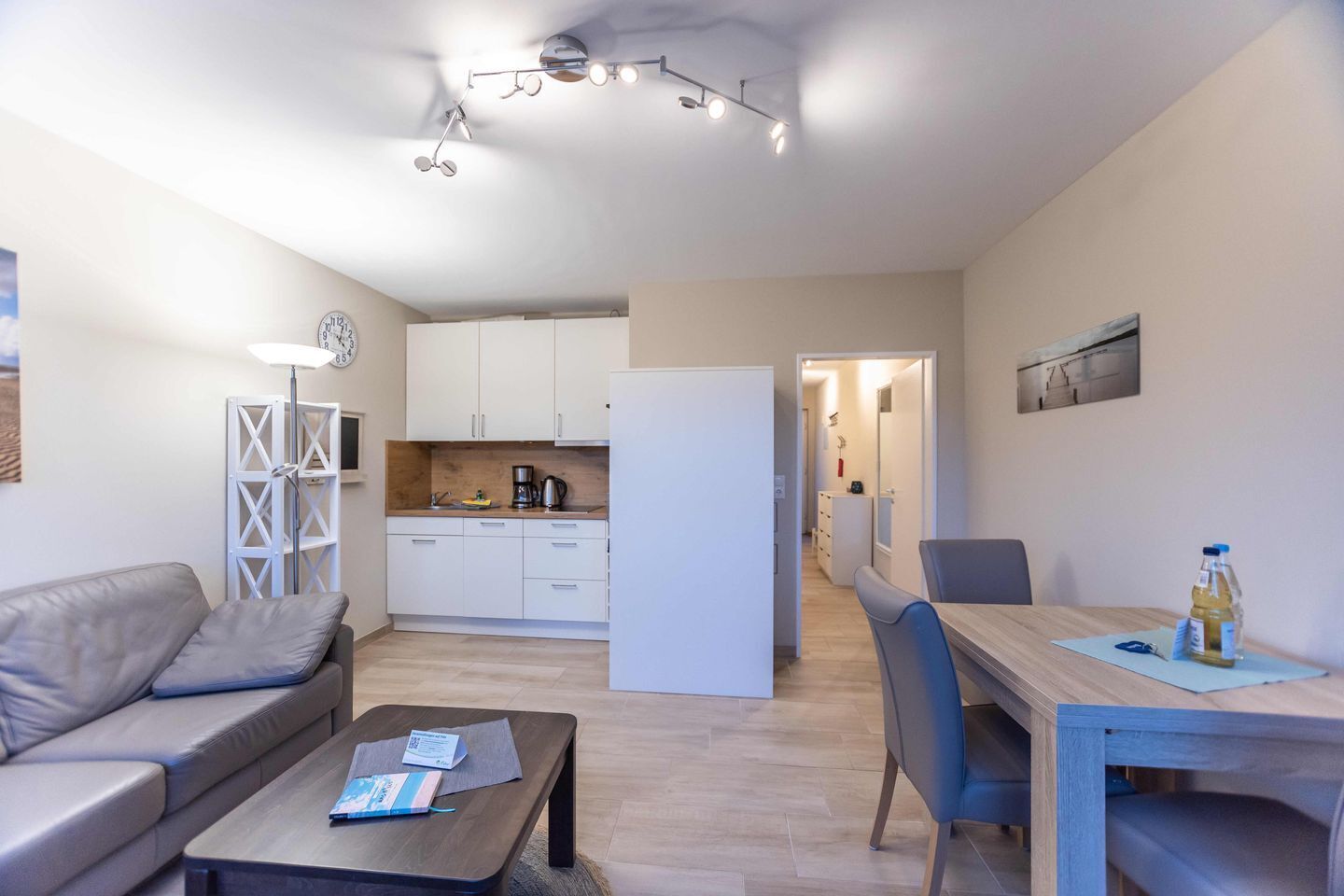Ein modernes Apartment mit Wohnzimmer, Küche und Essbereich.