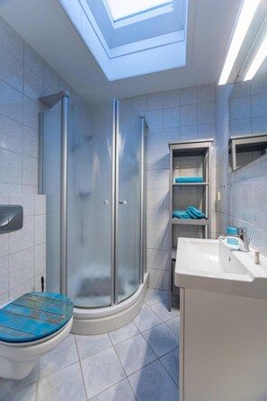 Dusche, Haartrockner, Handtücher