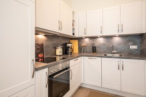 Fridge, oven, stovetop, dishwasher