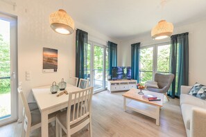 Fernseher, Tischtennisplatte, Stereoanlage