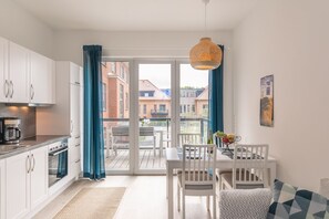 Een koelkast, een oven, een kookplaat, een vaatwasser