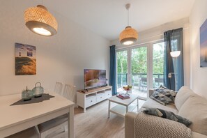 Fernseher, Tischtennisplatte, Stereoanlage