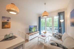 Fernseher, Tischtennisplatte, Stereoanlage