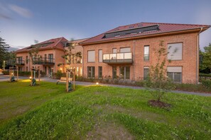 Unclassified image, 5 of 212, button