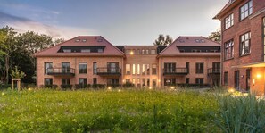 Unclassified image, 2 of 212, button