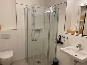 Suihku, hiustenkuivaaja, pyyhkeet