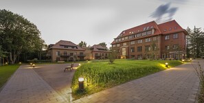 Unclassified image, 2 of 214, button