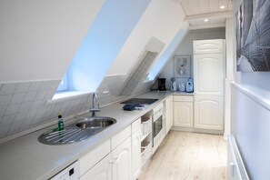 Fridge, oven, stovetop, dishwasher - Vacation apartment Silbermöwe- Herrenhof Wrixum - Vacation in the historic (Wyk auf Föhr)