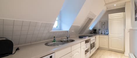 Frigorifero, forno, piano cottura, lavastoviglie