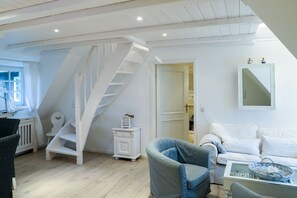 TV - Vacation apartment Silbermöwe- Herrenhof Wrixum - Vacation in the historic (Wyk auf Föhr)