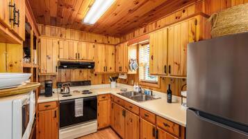 冰箱、微波炉、烤箱、炉灶