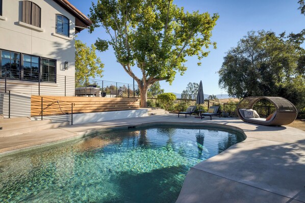 Alberca al aire libre y alberca climatizada