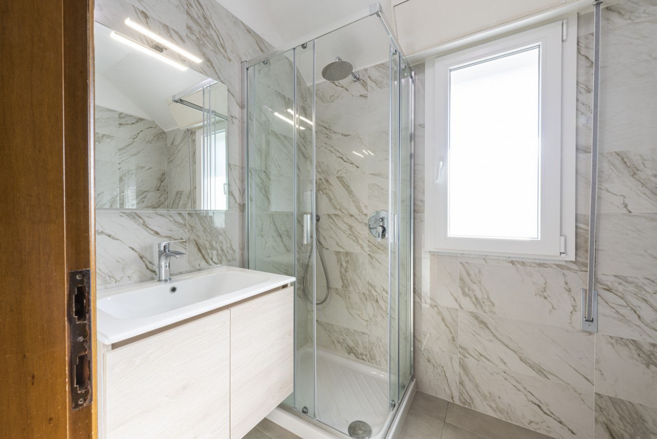 Shower, bidet, towels