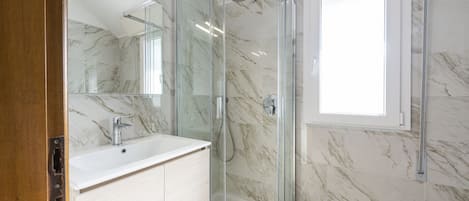 Shower, bidet, towels