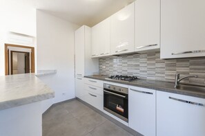 Kühlschrank, Ofen, Herdplatte, Toaster