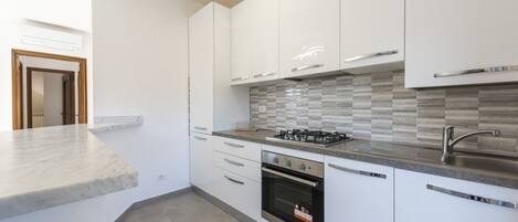 冷蔵庫、オーブン、コンロ、調理器具と食器