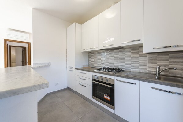 Kühlschrank, Ofen, Herdplatte, Kochgeschirr/Geschirr/Besteck