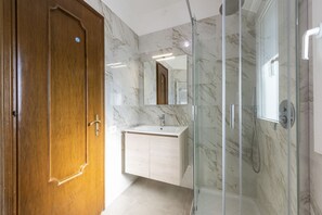 Bruser, bidet, håndklæder