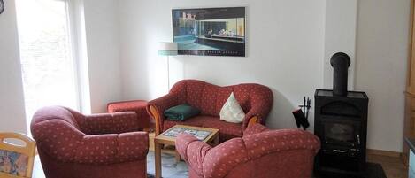 Fernseher, Kamin, DVD-Player, Stereoanlage