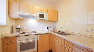 ثلاجة، ميكروويف، فرن، موقد طهي مسطح