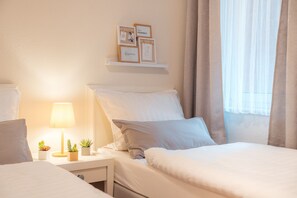 2 bedrooms, iron/ironing board, WiFi