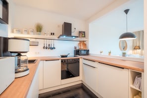 Kühlschrank, Mikrowelle, Ofen, Herdplatte