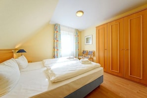 2 chambres, coffres-forts dans les chambres, fer et planche à repasser