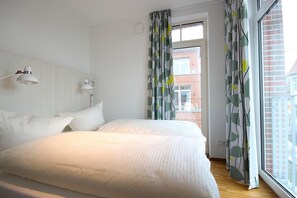 2 bedrooms, iron/ironing board, WiFi