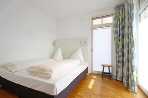 2 bedrooms, iron/ironing board, WiFi