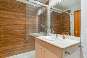 Een douche, een haardroger, handdoeken