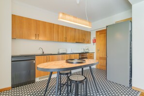 Een koelkast, een microgolfoven, een oven, een vaatwasser