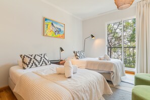 2 slaapkamers, een bureau, een strijkplank/strijkijzer, reisbedje