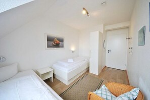 2 bedrooms, iron/ironing board, WiFi