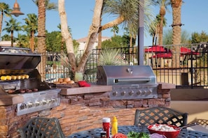 Outdoor dining - Marriott Shadow Ridge Escape to Palm Desert for Stagecoach (Palm Desert)