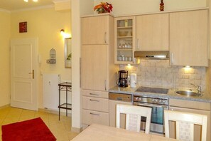 Fridge, oven, stovetop, dishwasher