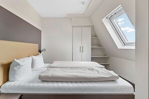2 bedrooms, iron/ironing board, WiFi