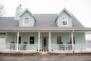 Exterior - Mountain-View Retreat • 6BR • Game Room & Fire Pit • Close to wineries and hikes (Dahlonega)