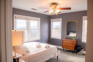 6 bedrooms, iron/ironing board, free WiFi, bed sheets - Mountain-View Retreat • 6BR • Game Room & Fire Pit • Close to wineries and hikes (Dahlonega)