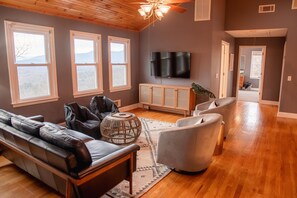 Smart TV, chimenea y tenis de mesa 