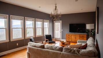 Smart TV, fireplace, ping pong