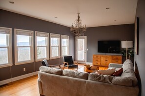 Smart TV, fireplace, table tennis